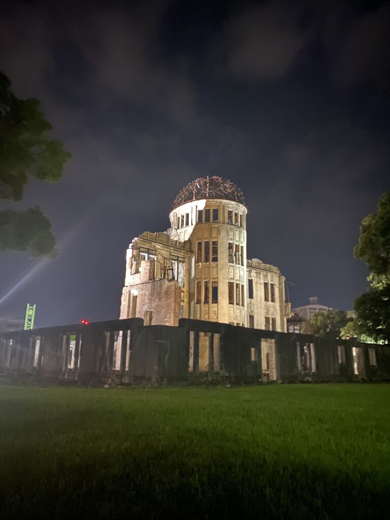 夜中の原爆ドーム
