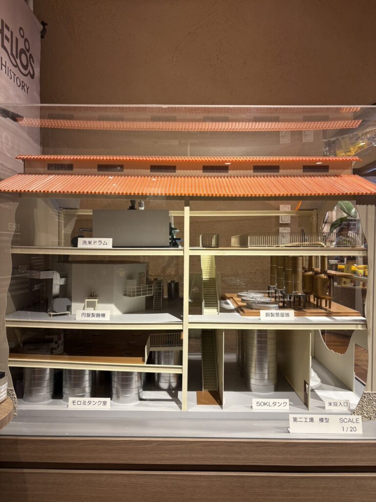 ヘリオス酒造 貯蔵庫 ウイスキー樽と黒い壁