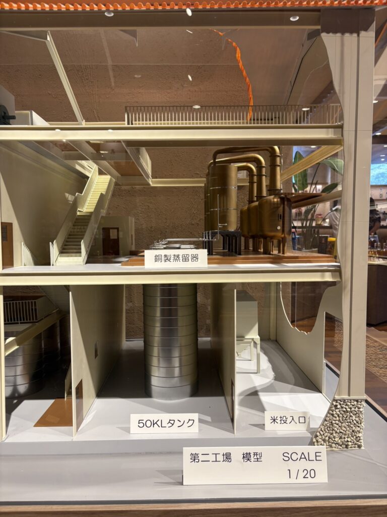 ヘリオス酒造 貯蔵庫 ウイスキー樽と黒い壁