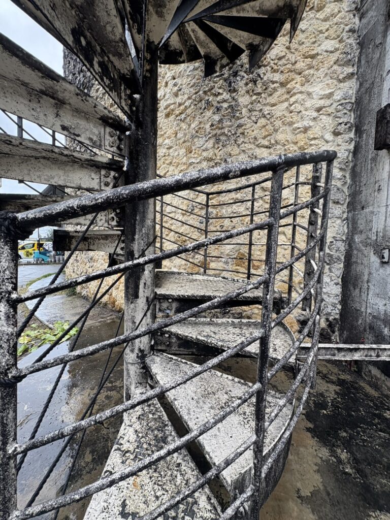 ヘリオス酒造 貯蔵庫 ウイスキー樽と黒い壁