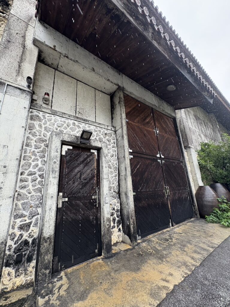 ヘリオス酒造 貯蔵庫 ウイスキー樽と黒い壁