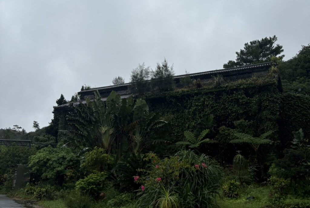 ヘリオス酒造 貯蔵庫 ウイスキー樽と黒い壁