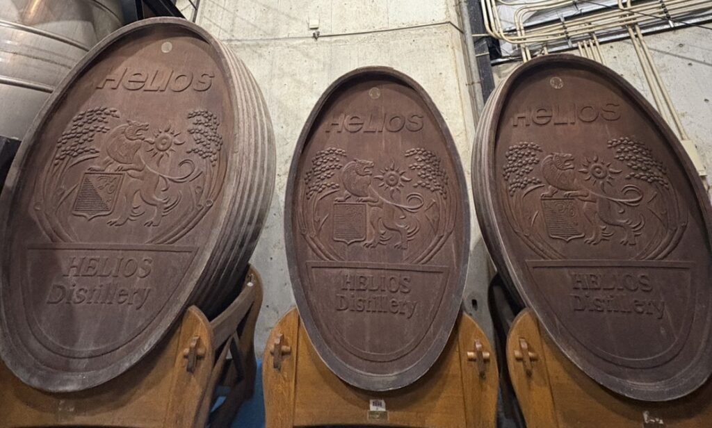 ヘリオス酒造 貯蔵庫 ウイスキー樽と黒い壁