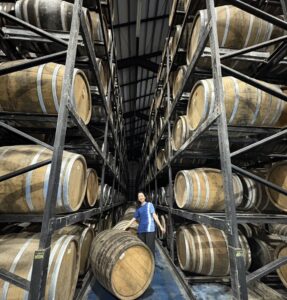 ヘリオス酒造 貯蔵庫 ウイスキー樽と黒い壁