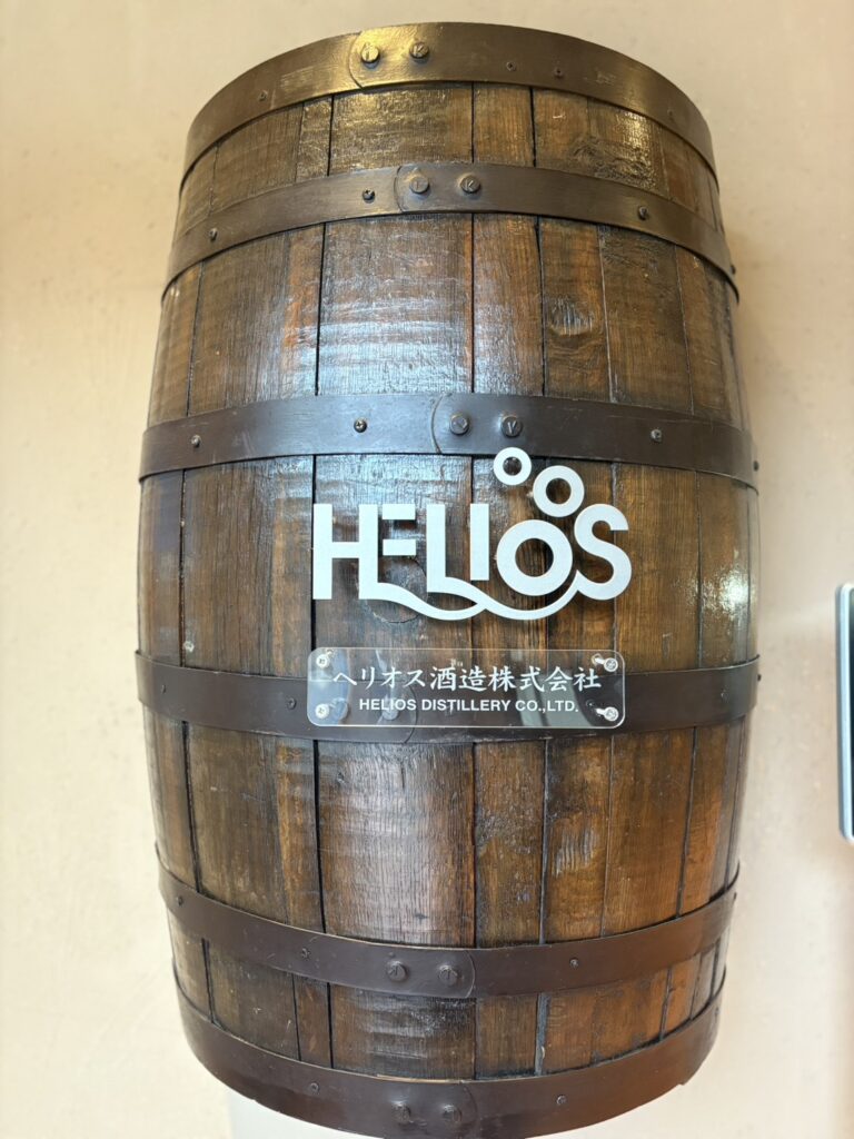 ヘリオス酒造 貯蔵庫 ウイスキー樽と黒い壁