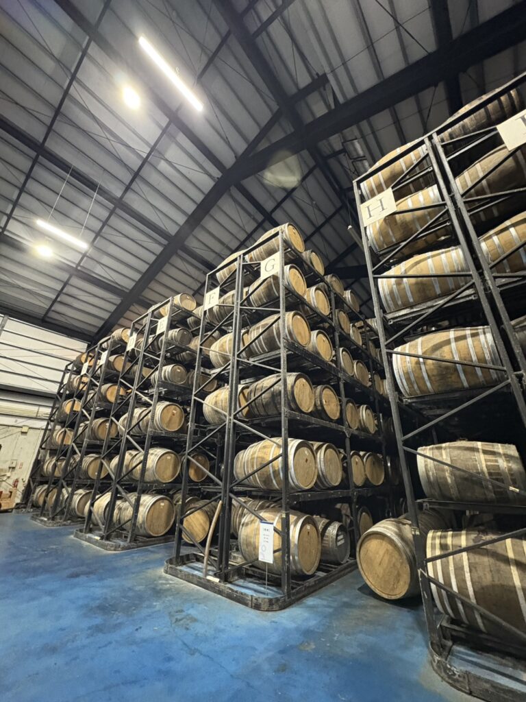 ヘリオス酒造 貯蔵庫 ウイスキー樽と黒い壁