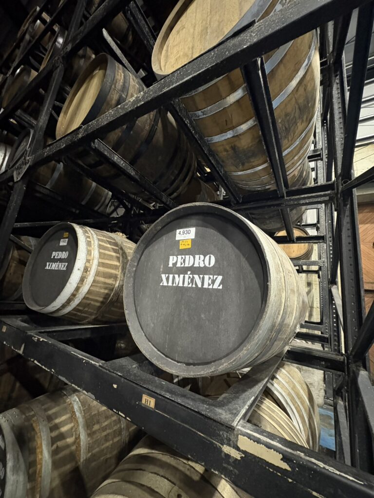 ヘリオス酒造 貯蔵庫 ウイスキー樽と黒い壁