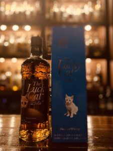 1,000本のボトルが圧巻のバックバーと、マルス・ラッキーキャット　ソラ｜広島のBar Little Happiness / 1,000 whisky bottles backbar with Mars The Lucky Cat `SOLA` Japanese Whisky at Bar Little Happiness in Hiroshima, Japan