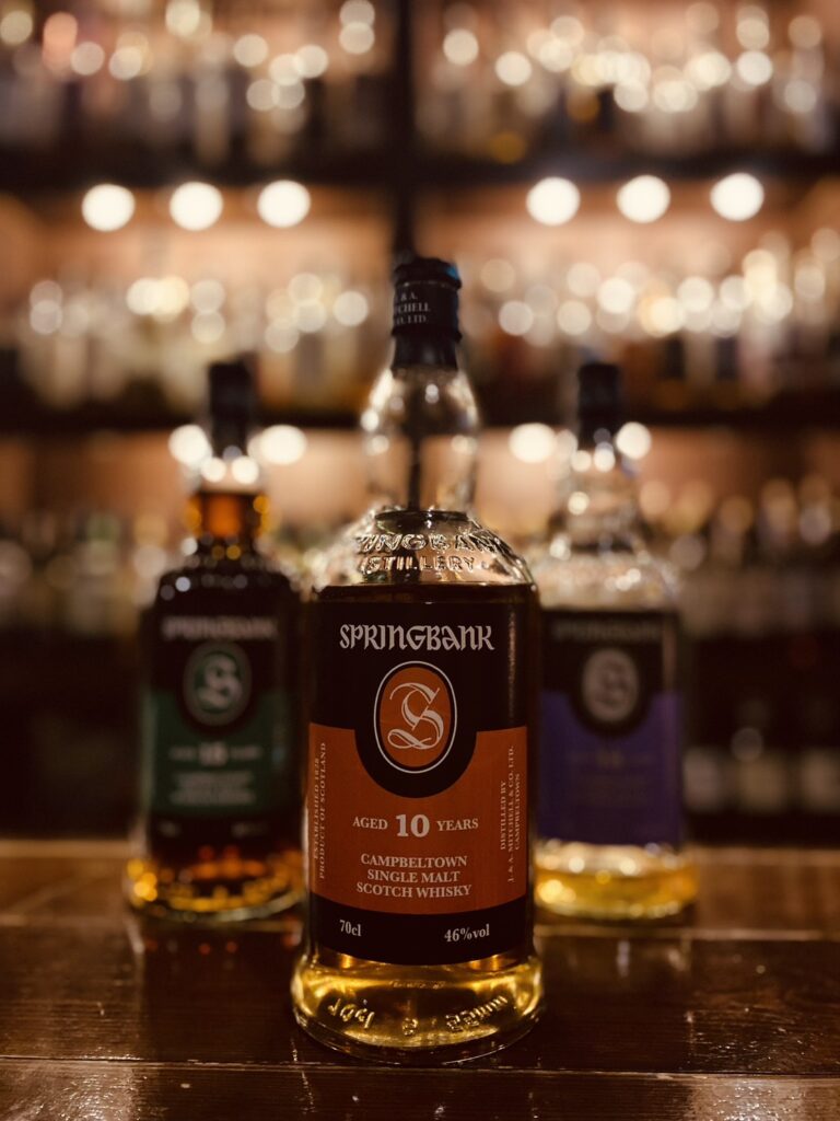 1,000本のボトルが圧巻のバックバーと、スプリングバンク｜広島のBar Little Happiness / 1,000 whisky bottles backbar with Springbank at Bar Little Happiness in Hiroshima, Japan