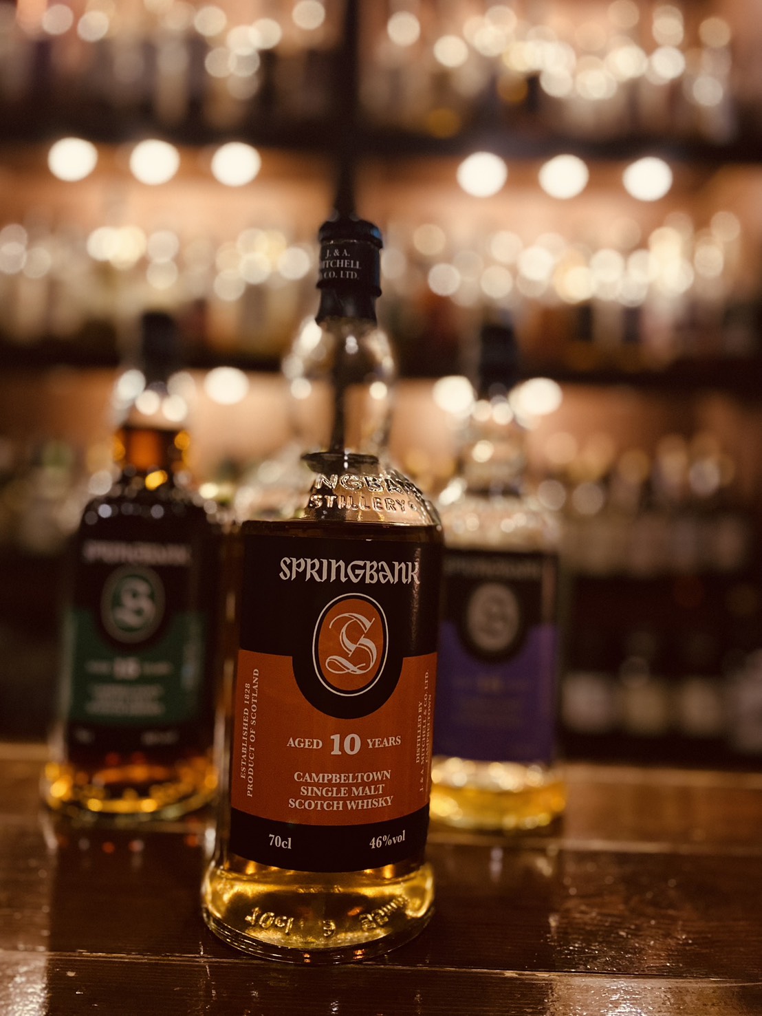 1,000本のボトルが圧巻のバックバーと、スプリングバンク｜広島のBar Little Happiness / 1,000 whisky bottles backbar with Springbank at Bar Little Happiness in Hiroshima, Japan