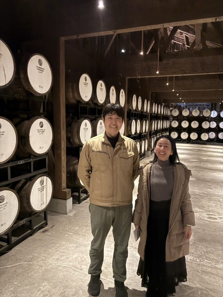 三郎丸蒸溜所、稲垣社長と、バーリトルハピネスの谷本の2ショット 蒸溜所にて