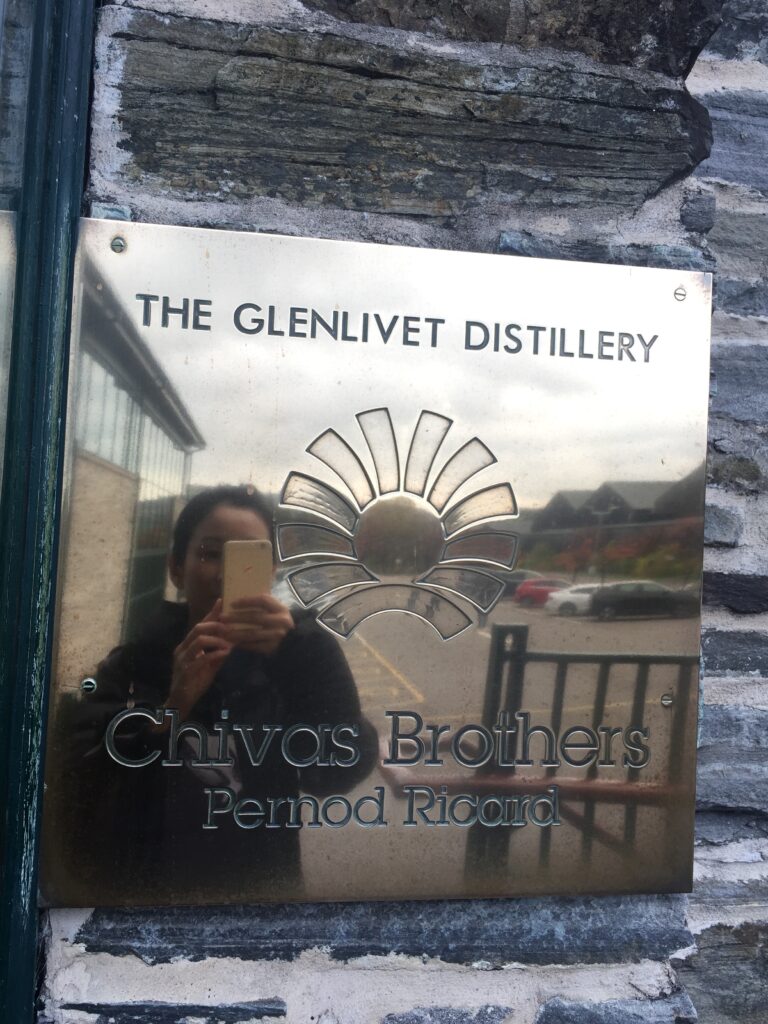 グレンリベット蒸溜所にて。Bar Little Happiness店主　谷本美香