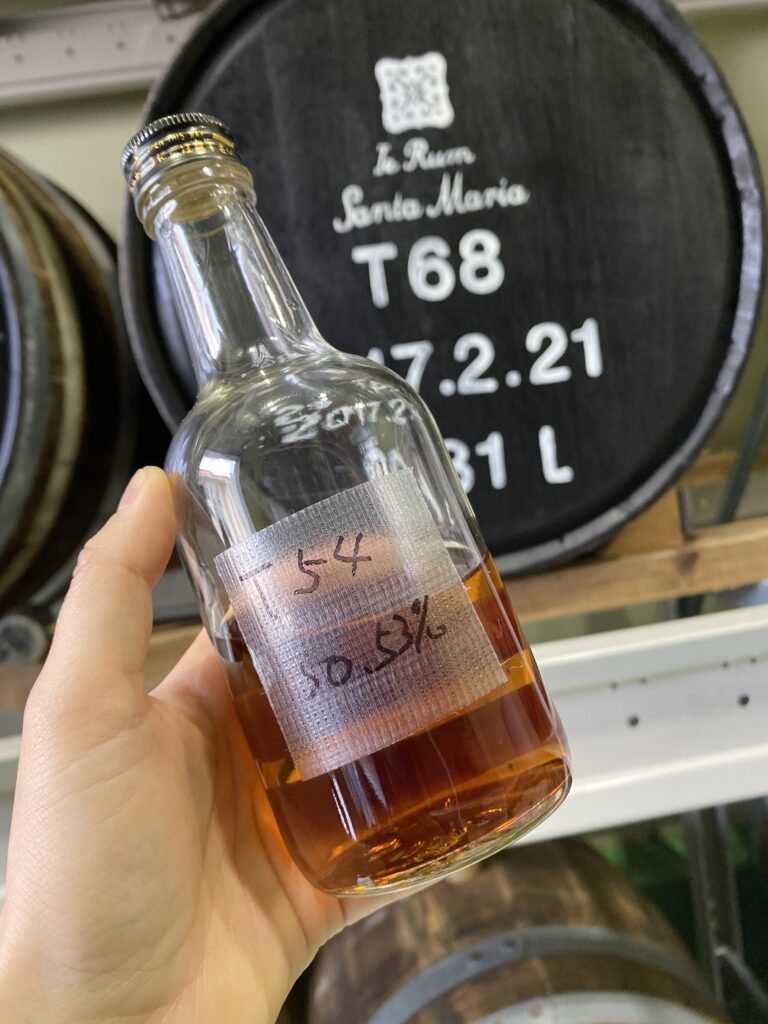 伊江島蒸溜所にて、樽貯蔵庫でT54をテイスティング。筆者撮影