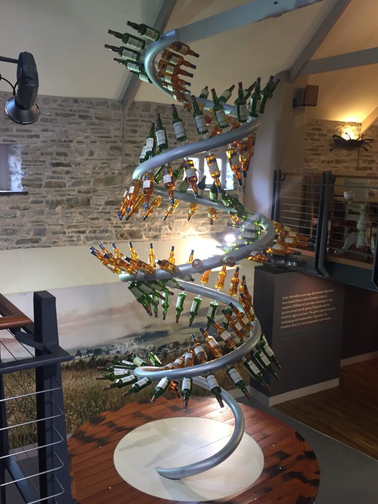 グレンリベット蒸溜所にて。ボトルのオブジェがありました