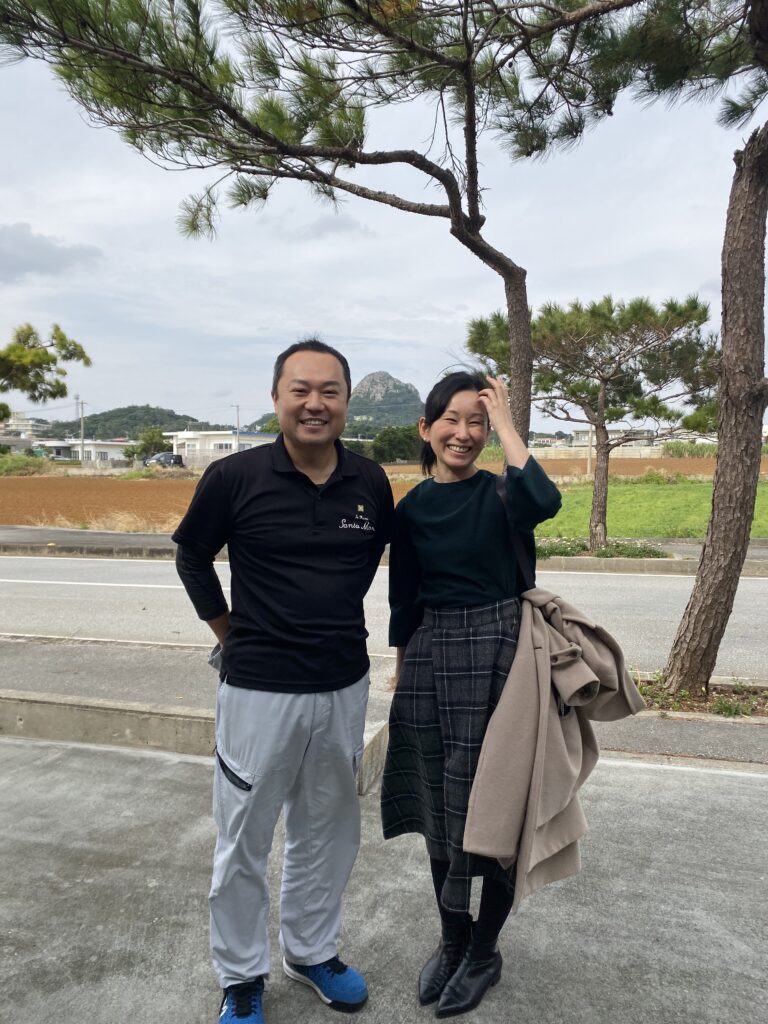 伊江島蒸溜所にて、浅香真常さんとBar Little Happiness店主谷本美香 筆者撮影