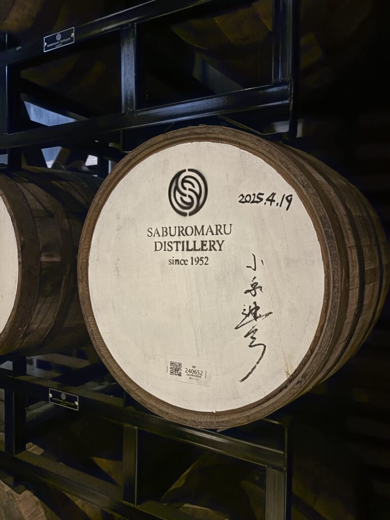 三郎丸蒸留所 見学体験記：小泉進次郎のサインの入った樽