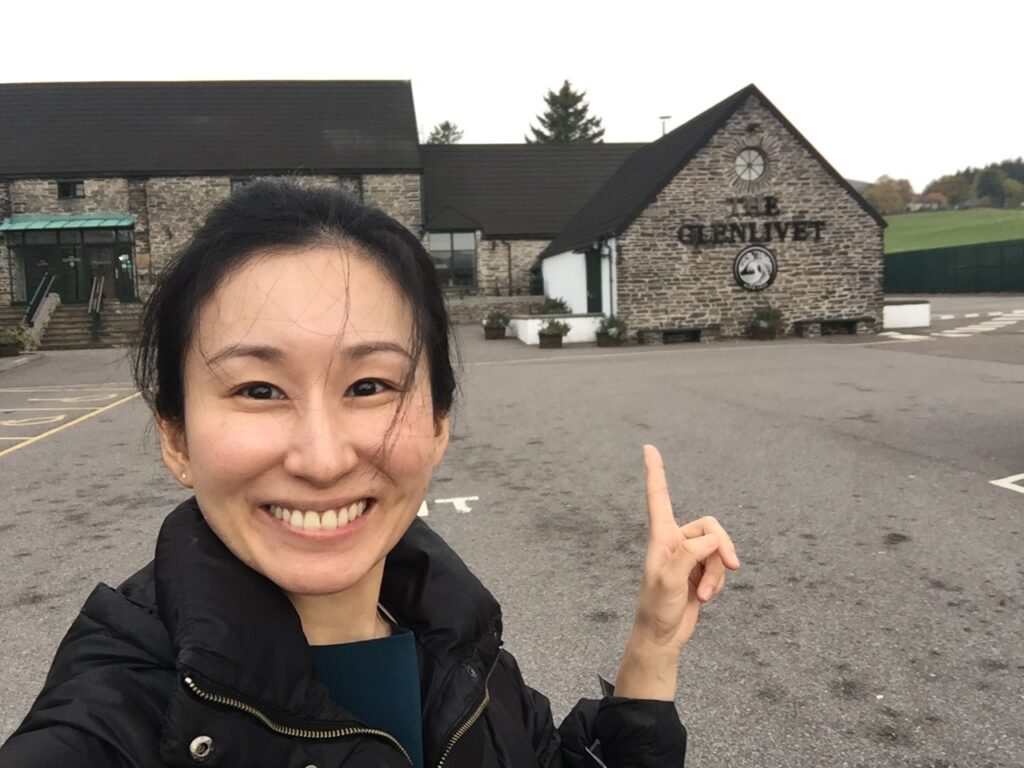 グレンリベット蒸溜所にて。Bar Little Happiness店主　谷本美香