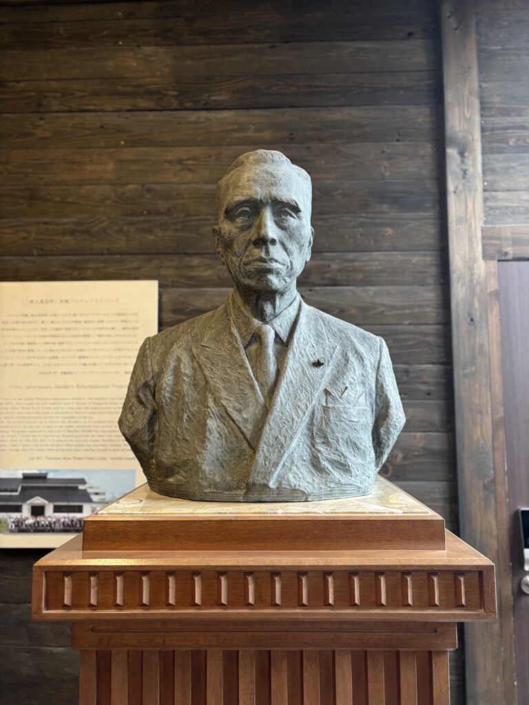 三郎丸蒸留所 見学体験記：蒸溜所の入り口に鎮座した曽祖父の銅像