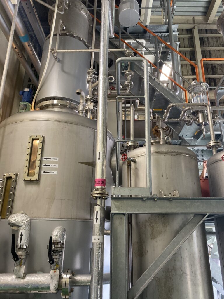 伊江島蒸溜所にて、製造機械。筆者撮影