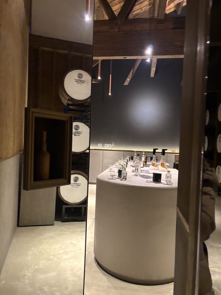 三郎丸蒸留所 見学体験記：ブレンダー室に続く隠し扉