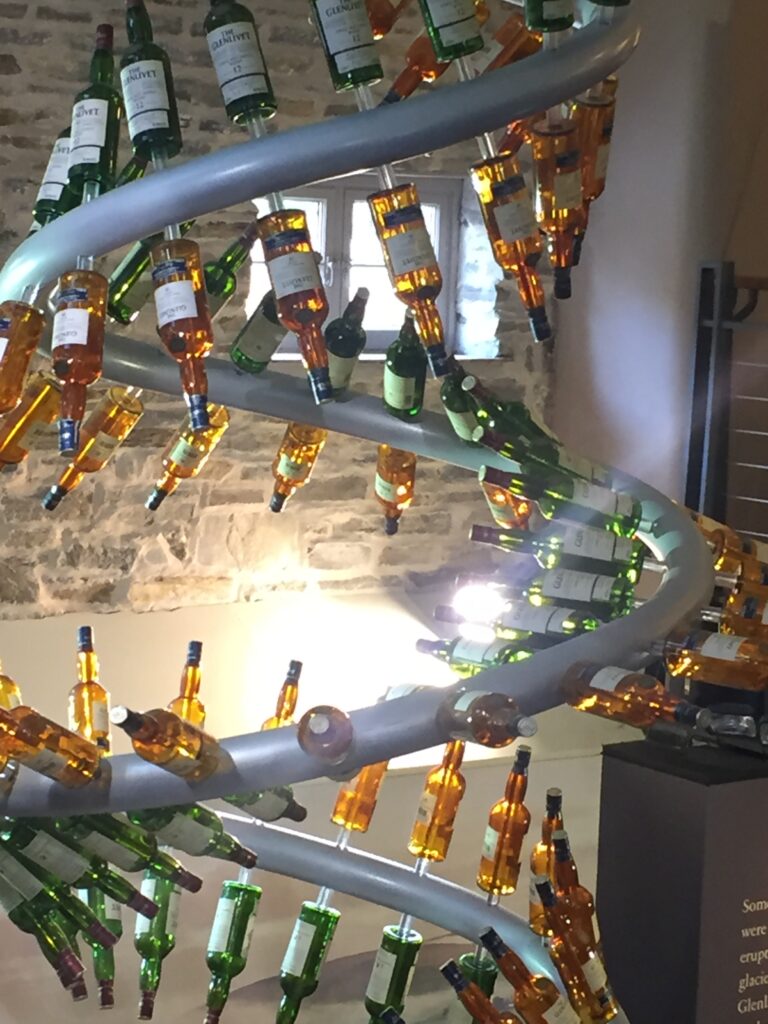 グレンリベット蒸溜所にて。ボトルのオブジェがありました