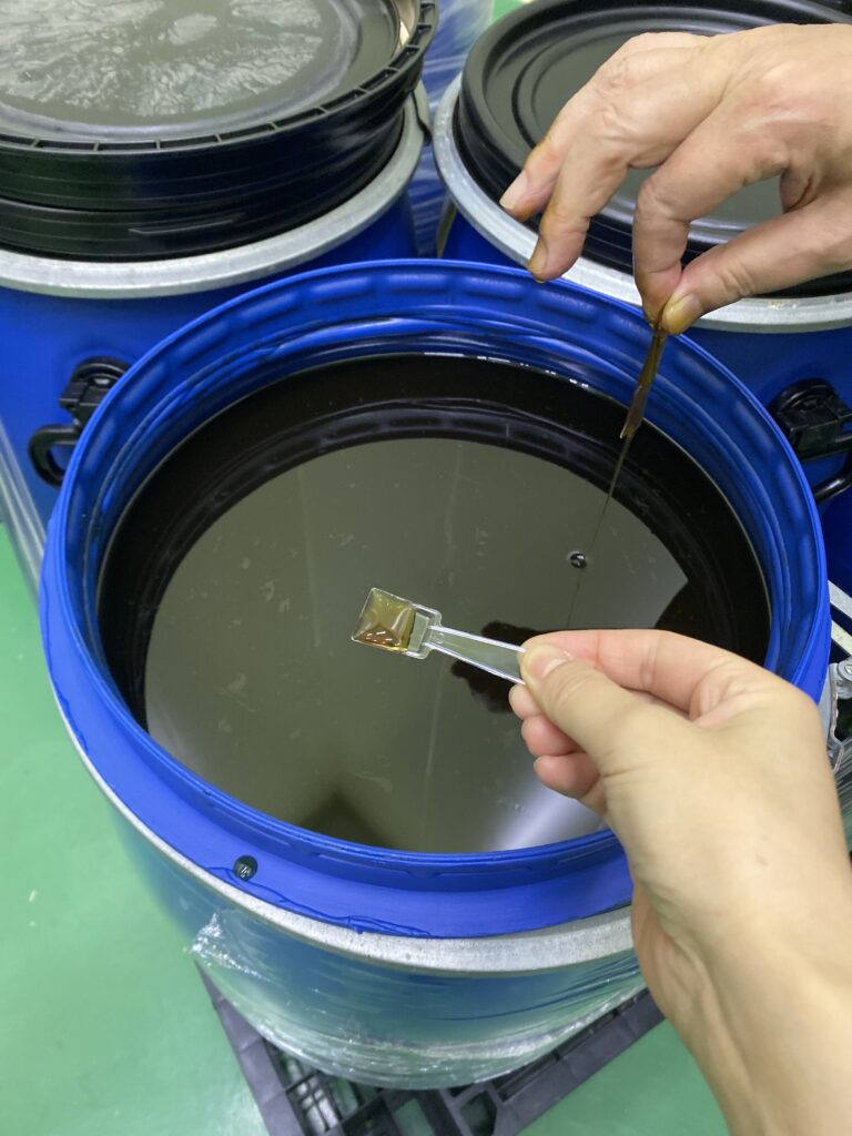 伊江島蒸溜所にて、シロップを味見させていただく。筆者撮影