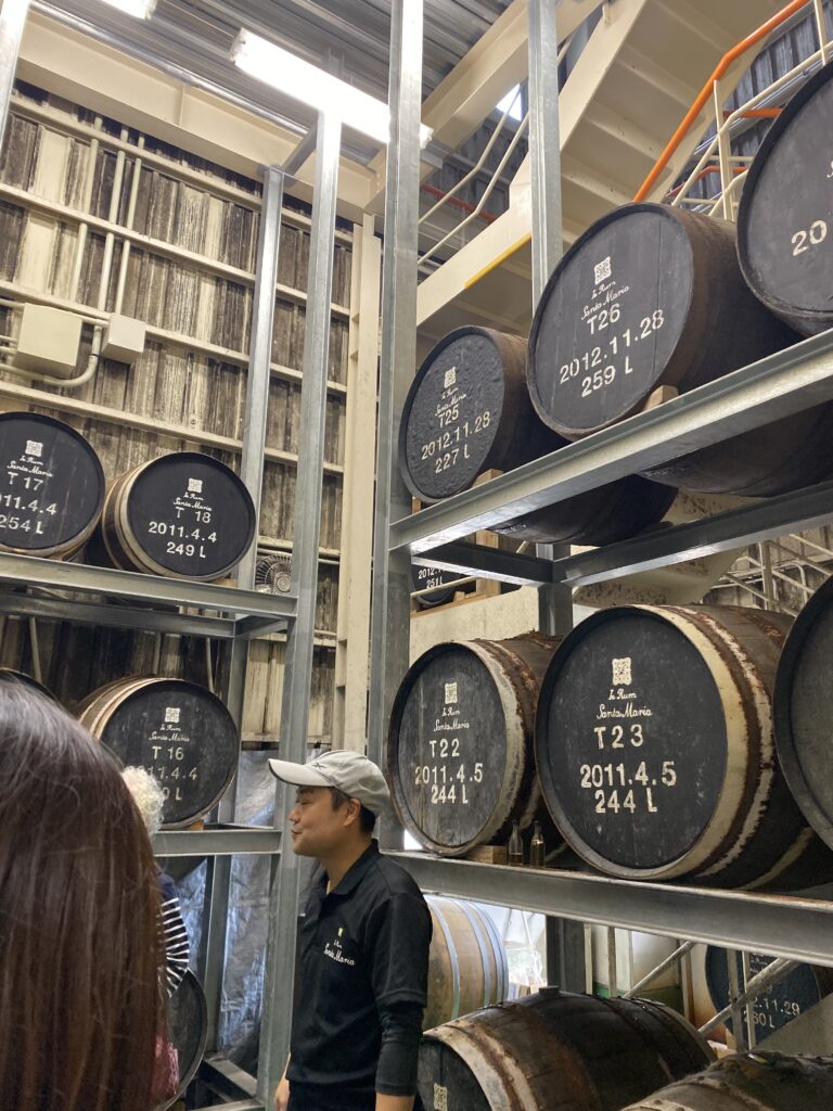 伊江島蒸溜所にて、樽貯蔵庫。筆者撮影