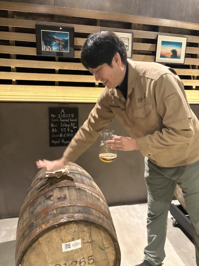 三郎丸蒸留所 見学体験記：樽からウイスキーを注ぐ稲垣社長