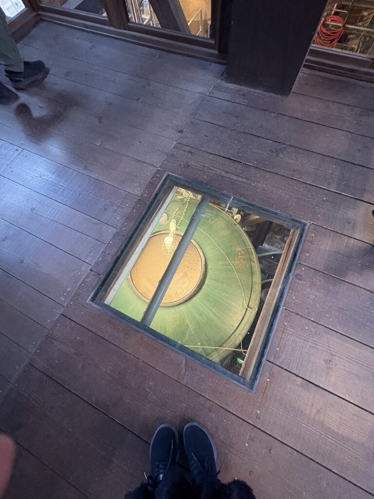 三郎丸蒸留所 見学体験記：設計ソフトCADで自ら設計したガラス張りの床