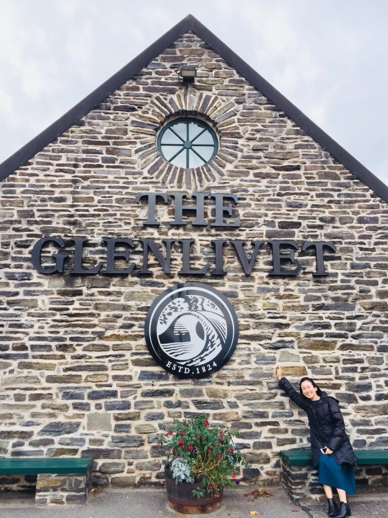 グレンリベット蒸溜所にて。Bar Little Happiness店主　谷本美香