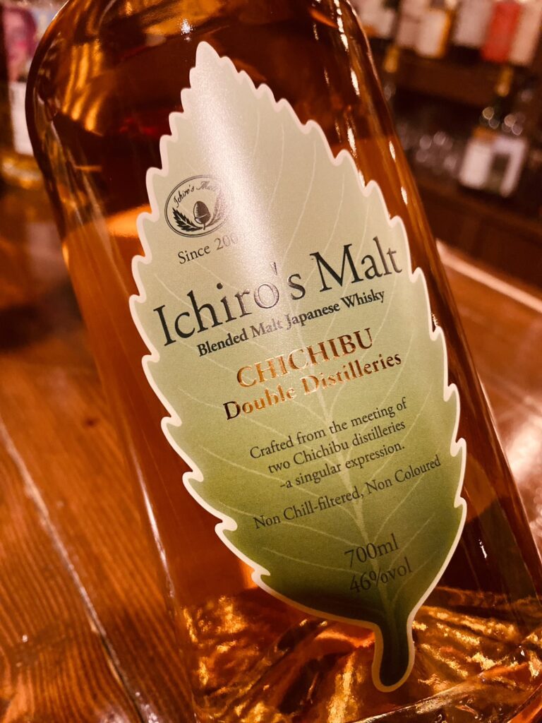 1,000本のボトルが圧巻のバックバーと、イチローズモルト ダブルディステラリーズ|広島のBar Little Happiness / 1,000 whisky bottles backbar with Ichiro salt double distillerys at Bar Little Happiness in Hiroshima, Japan