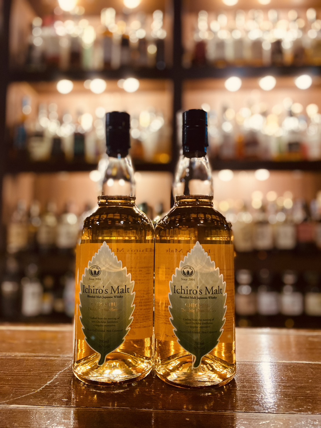 1,000本のボトルが圧巻のバックバーと、イチローズモルト　ダブルディステラリーズ｜広島のBar Little Happiness / 1,000 whisky bottles backbar with Ichiro salt double distillerys at Bar Little Happiness in Hiroshima, Japan