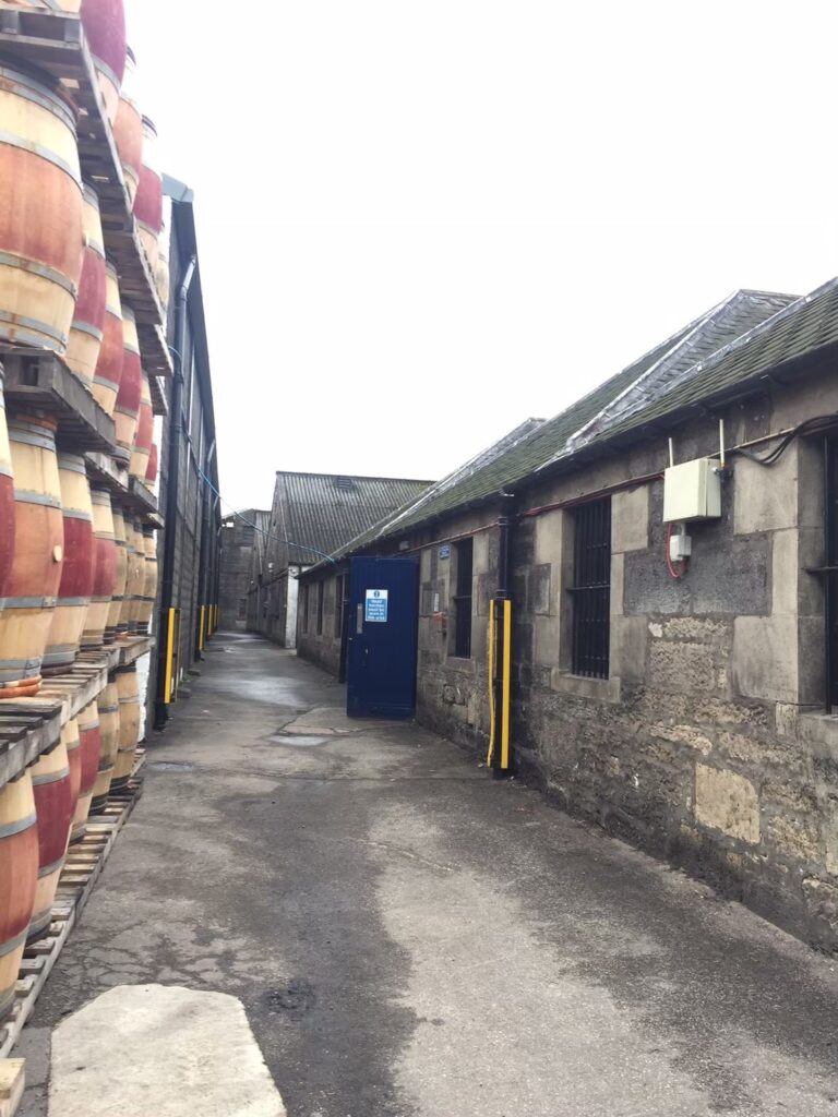 グレンマレイ蒸溜所のウエアハウスと、樽