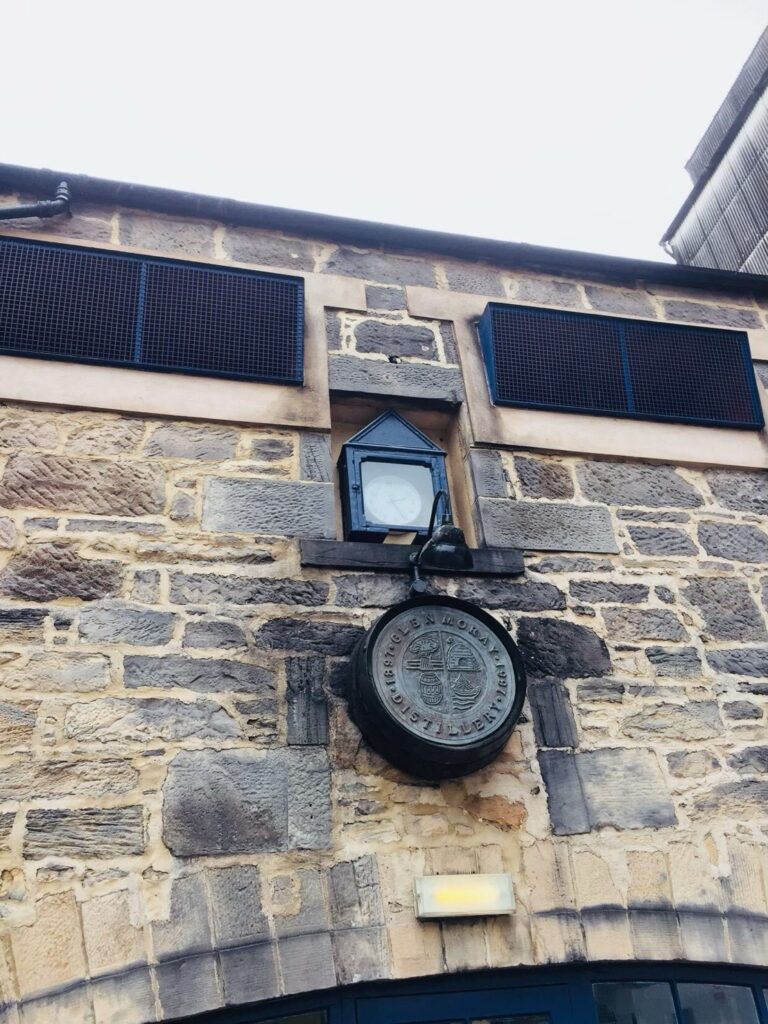 グレンマレイ蒸溜所の壁面