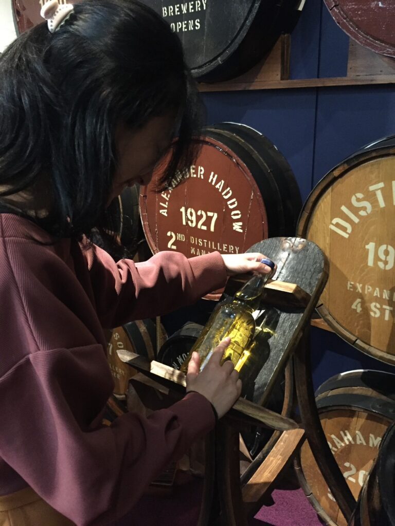 グレンマレイ蒸溜所のハンドフィルを楽しむ広島バーリトルハピネス店主谷本美香