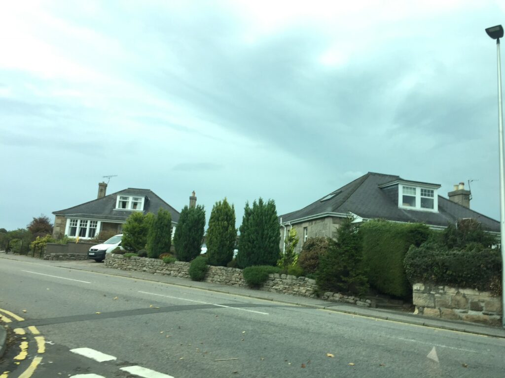 グレンマレイ蒸溜所に行くまでの住宅街