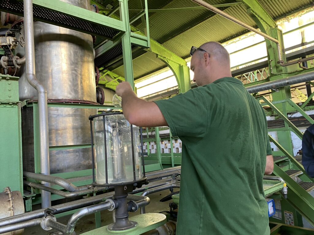 筆者撮影:2024年マルティニーク、クレマン蒸溜所の原酒を製造するシモン蒸溜所にて。