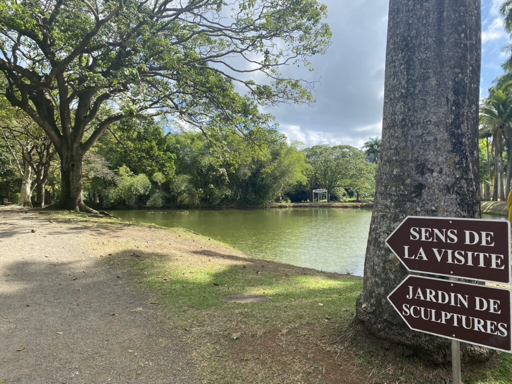 筆者撮影:2024年マルティニーク、クレマン蒸溜所の美しい庭と湖