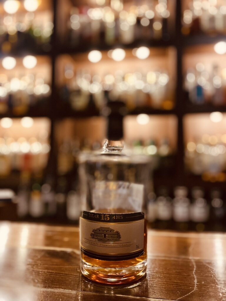 1,000本のボトルが圧巻のバックバーと、クレマン15年|広島のBar Little Happiness / 1,000 whisky bottles backbar with Clement Rhum 15y at Bar Little Happiness in Hiroshima, Japan