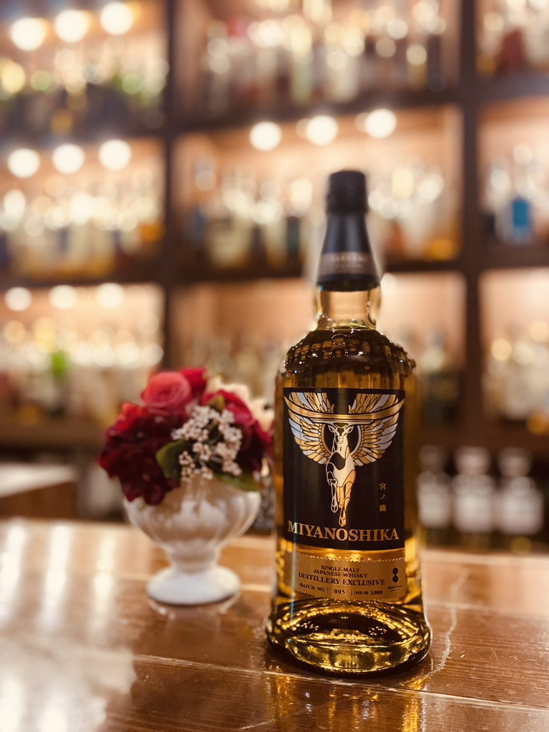 1,000本のボトルが圧巻のバックバーと、桜尾　ミヤノシカ｜広島のBar Little Happiness / 1,000 whisky bottles backbar with sakurao miyanoshika at Bar Little Happiness in Hiroshima, Japan