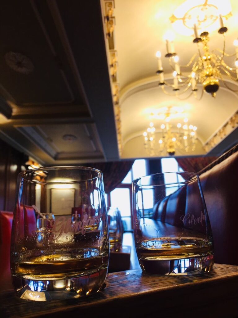 豪華なシャンデリアが輝き、重厚な長いテーブルと椅子が並ぶ『シップス・ルーム(Ship's Room)』にて、琥珀色のウイスキーをゆっくりとテイスティングする至福のひととき