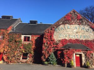 蔦に覆われたブレアソール蒸留所の外観写真。1798年創業のスコットランド・ハイランドを代表するシングルモルトウイスキー蒸留所。ブレンデッドウイスキー「ベル」の魂を支えるキーモルトの故郷。筆者が現地で撮影した、美しい石造りの建物の風景。