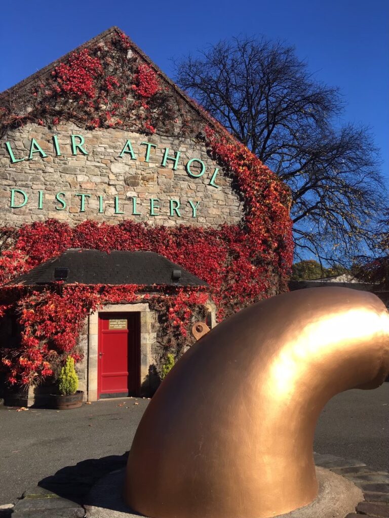 蔦に覆われたブレアソール蒸留所の外観写真。1798年創業のスコットランド・ハイランドを代表するシングルモルトウイスキー蒸留所。ブレンデッドウイスキー「ベル」の魂を支えるキーモルトの故郷。筆者が現地で撮影した、美しい石造りの建物の風景。