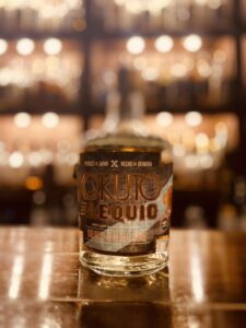 Smoky Umami Rumが、広島バーリトルハピネスのカウンターに置かれている