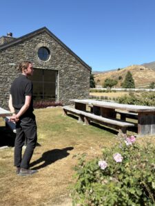 カードローナ蒸留所の入り口を彩る鮮やかなバラ園。かつて香水作りを目指した創業者の情熱を今に伝える、お花畑のような美しい風景