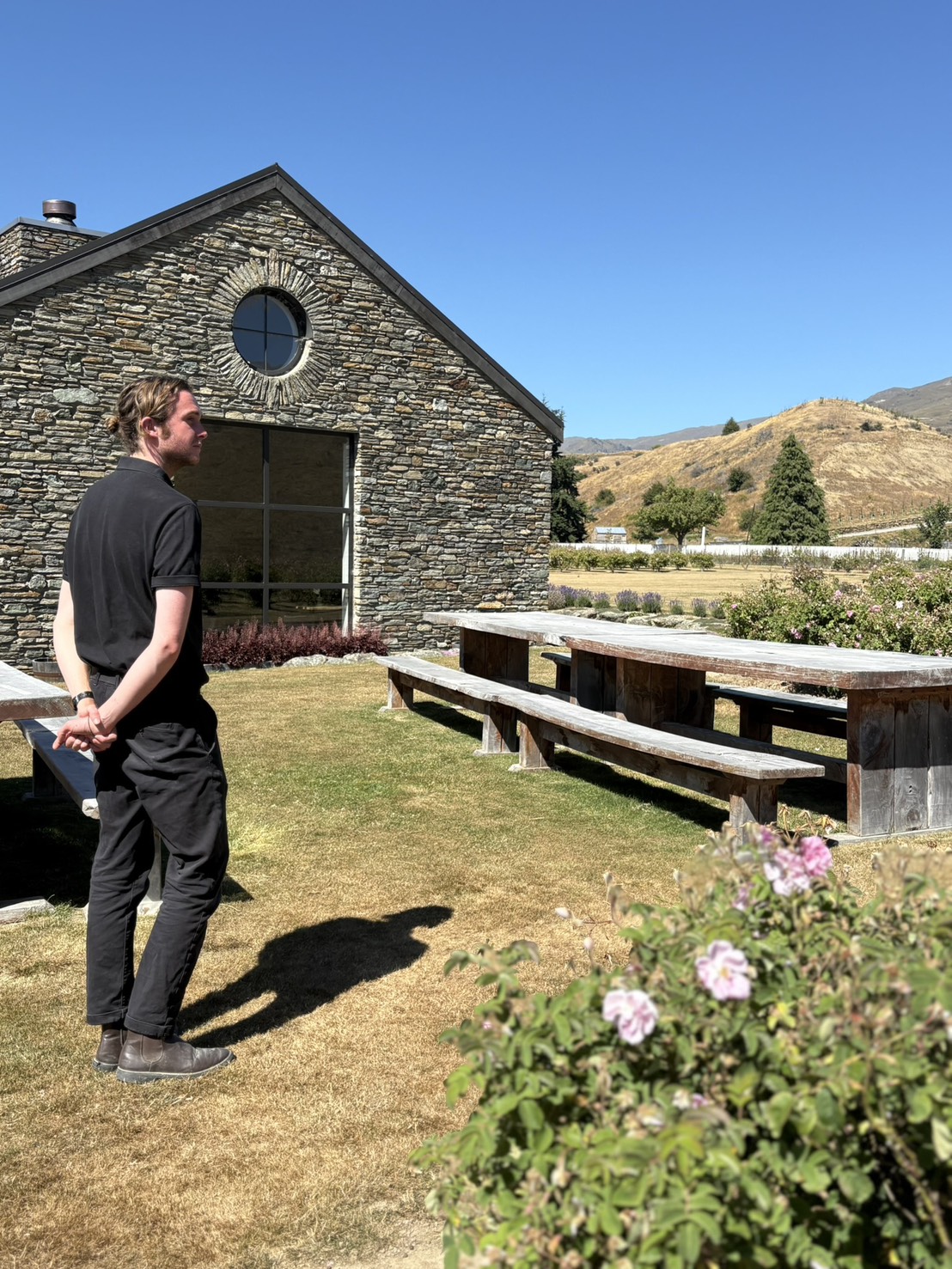 カードローナ蒸留所の入り口を彩る鮮やかなバラ園。かつて香水作りを目指した創業者の情熱を今に伝える、お花畑のような美しい風景