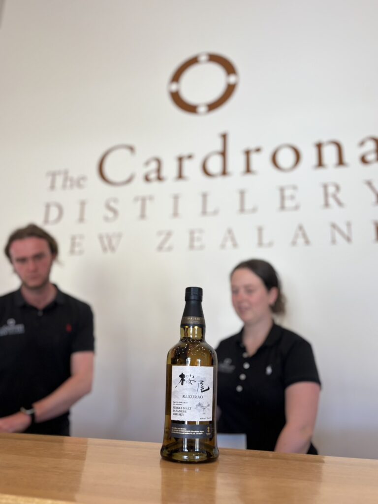 カードローナ蒸溜所にお土産で渡した広島の桜尾ウイスキー