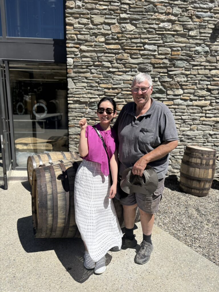 カードローナ蒸溜所にて創業者の父と、バーリトルハピネス店主谷本美香