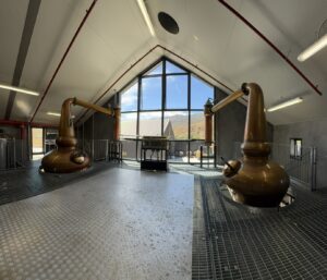 スコットランドのフォーサイス社で設計された、美しい銅製のポットスチル2基。左側が力強い「ローリング・メグ（Roaring Meg）」、右側が優美な「ジェントル・アニー（Gentle Annie）」の全体像