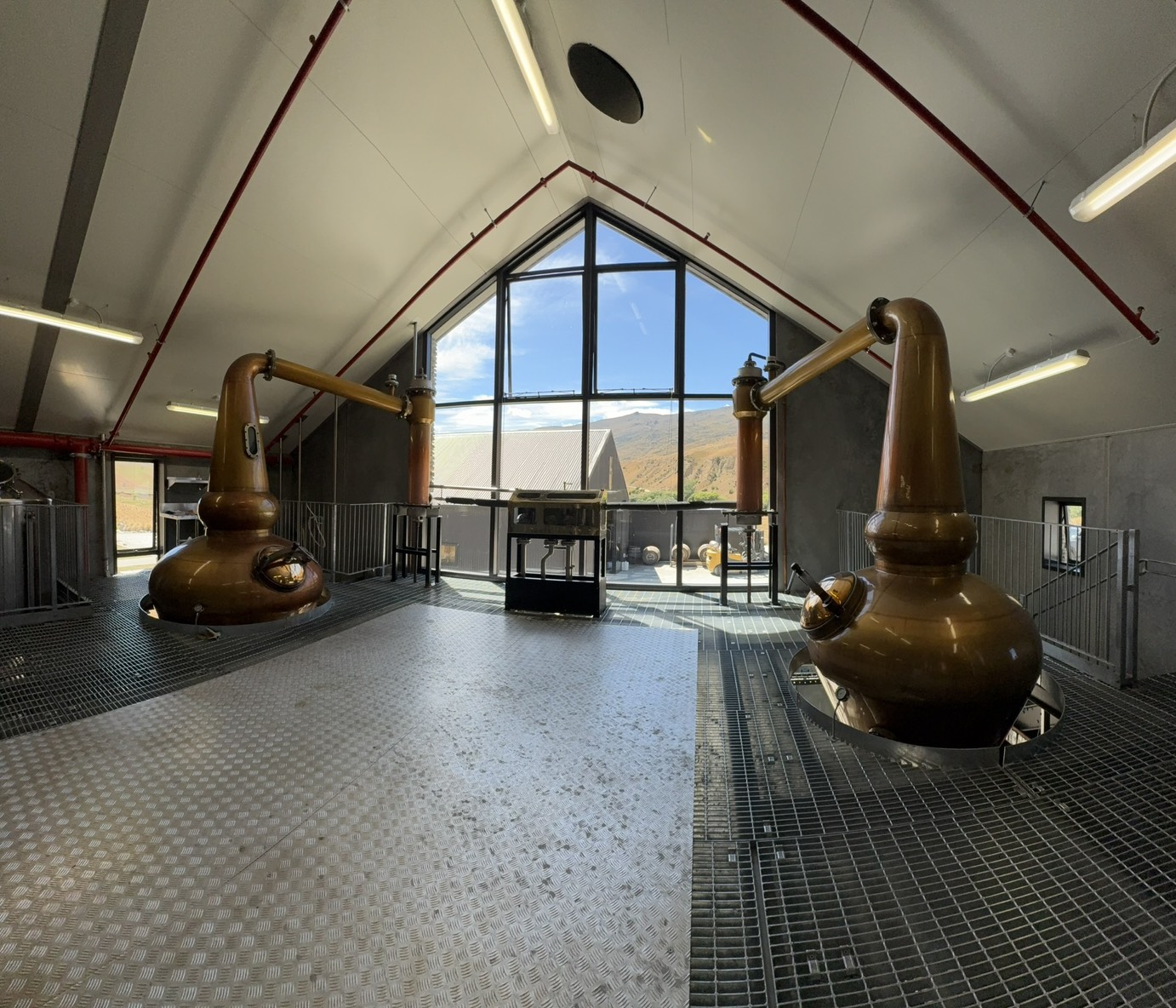 スコットランドのフォーサイス社で設計された、美しい銅製のポットスチル2基。左側が力強い「ローリング・メグ（Roaring Meg）」、右側が優美な「ジェントル・アニー（Gentle Annie）」の全体像